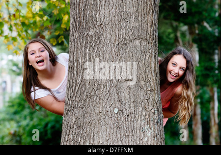 Due migliori amici a giocare in un parco Foto Stock