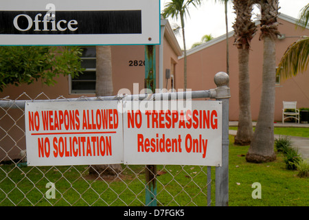 Miami Florida,Homestead,ex base dell'aeronautica,ora homeless public housing,sign,Office,no arms allowed,no trespassing,FL120815070 Foto Stock