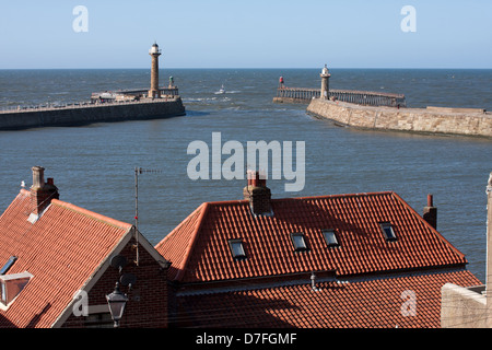 Vista dell'ingresso al porto di Whitby Foto Stock