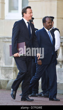 Somalia Conferenza, Lancaster House, London, Regno Unito il 7 maggio 2013. Immagine mostra David Cameron, Primo Ministro britannico in arrivo con Hassam Sheikh Mohamud, Presidente della Somalia, oggi a Lancaster House per l'inizio della Somalia Conferenza. Credito: Jeff Gilbert / Alamy Live News Foto Stock