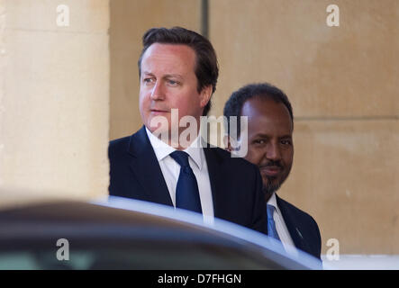 Somalia Conferenza, Lancaster House, London, Regno Unito il 7 maggio 2013. Immagine mostra David Cameron, Primo Ministro britannico in arrivo con Hassam Sheikh Mohamud, Presidente della Somalia, oggi a Lancaster House per l'inizio della Somalia Conferenza. Credito: Jeff Gilbert / Alamy Live News Foto Stock