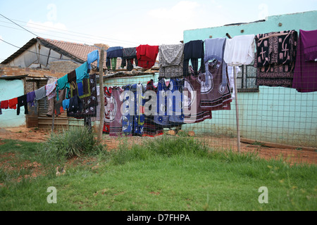 Abbigliamento tradizionale appesi ad asciugare su una recinzione in un villaggio rurale Foto Stock