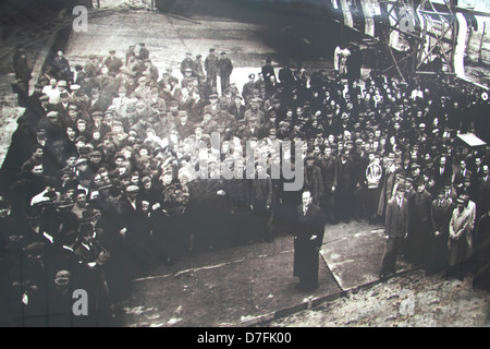 Oskar Schindler con i suoi lavoratori della fabbrica di smalto a ul. Lipowa 4 a Cracovia, Polonia Foto Stock