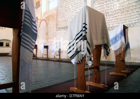 Preghiera scialli (Tallit) e le preghiere ebraiche scritta in ebraico sul muro a Tykocin (Tiktin) Sinagoga Foto Stock