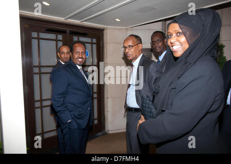 Somalia Conferenza, Londra, Regno Unito il 7 maggio 2013 Immagine mostra Hassam Sheikh Mohamud, (a sinistra con la barba) Presidente della Somalia, arrivando presso il Dorchester Hotel di inizio della Somalia Conferenza. Credito: Jeff Gilbert / Alamy Live News Foto Stock