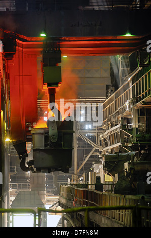 Il trasporto del metallo liquido in fabbrica Foto Stock