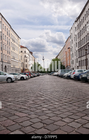 Berlino Germania - 10 Giugno 2012: diminuendo in prospettiva i blocchi di edifici che si allungano lungo Strelitzer strasse grande Foto Stock