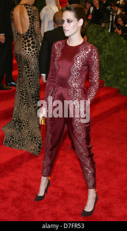 New York, Stati Uniti d'America. Il 6 maggio 2013. L'attrice Kristen Stewart arriva al costume Institute Gala per la 'Punk: il caos per Couture' mostra al Metropolitan Museum of Art di New York City, USA, il 06 maggio 2013. Foto: Luis Garcia/dpa/Alamy Live News Foto Stock