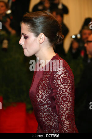 New York, Stati Uniti d'America. Il 6 maggio 2013. L'attrice Kristen Stewart arriva al costume Institute Gala per la 'Punk: il caos per Couture' mostra al Metropolitan Museum of Art di New York City, USA, il 06 maggio 2013. Foto: Luis Garcia/dpa/Alamy Live News Foto Stock