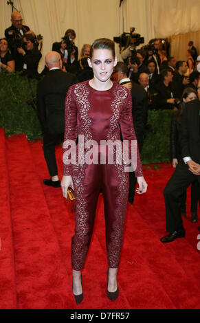 New York, Stati Uniti d'America. Il 6 maggio 2013. L'attrice Kristen Stewart arriva al costume Institute Gala per la 'Punk: il caos per Couture' mostra al Metropolitan Museum of Art di New York City, USA, il 06 maggio 2013. Foto: Luis Garcia/dpa/Alamy Live News Foto Stock