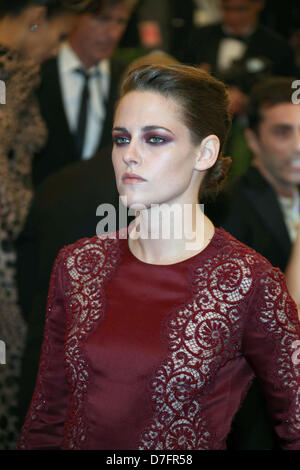 New York, Stati Uniti d'America. Il 6 maggio 2013. L'attrice Kristen Stewart arriva al costume Institute Gala per la 'Punk: il caos per Couture' mostra al Metropolitan Museum of Art di New York City, USA, il 06 maggio 2013. Foto: Luis Garcia/dpa/Alamy Live News Foto Stock