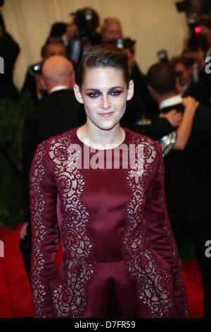 New York, Stati Uniti d'America. Il 6 maggio 2013. L'attrice Kristen Stewart arriva al costume Institute Gala per la 'Punk: il caos per Couture' mostra al Metropolitan Museum of Art di New York City, USA, il 06 maggio 2013. Foto: Luis Garcia/dpa/Alamy Live News Foto Stock