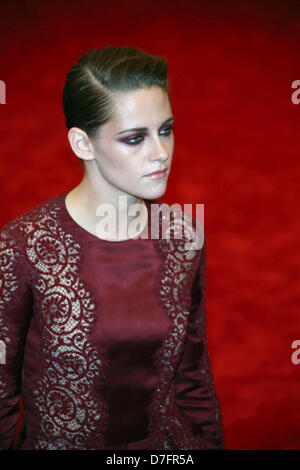 New York, Stati Uniti d'America. Il 6 maggio 2013. L'attrice Kristen Stewart arriva al costume Institute Gala per la 'Punk: il caos per Couture' mostra al Metropolitan Museum of Art di New York City, USA, il 06 maggio 2013. Foto: Luis Garcia/dpa/Alamy Live News Foto Stock