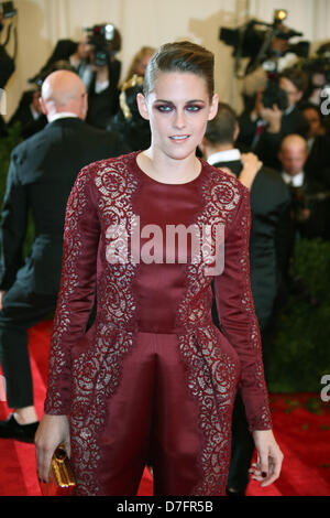 New York, Stati Uniti d'America. Il 6 maggio 2013. L'attrice Kristen Stewart arriva al costume Institute Gala per la 'Punk: il caos per Couture' mostra al Metropolitan Museum of Art di New York City, USA, il 06 maggio 2013. Foto: Luis Garcia/dpa/Alamy Live News Foto Stock