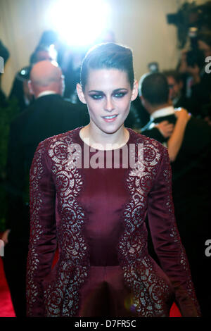 New York, Stati Uniti d'America. Il 6 maggio 2013. L'attrice Kristen Stewart arriva al costume Institute Gala per la 'Punk: il caos per Couture' mostra al Metropolitan Museum of Art di New York City, USA, il 06 maggio 2013. Foto: Luis Garcia/dpa/Alamy Live News Foto Stock