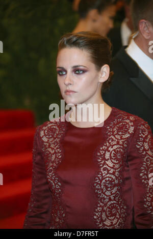 L'attrice Kristen Stewart arriva al costume Institute Gala per la 'Punk: il caos per Couture' mostra al Metropolitan Museum of Art di New York City, USA, il 06 maggio 2013. Foto: Luis Garcia Foto Stock