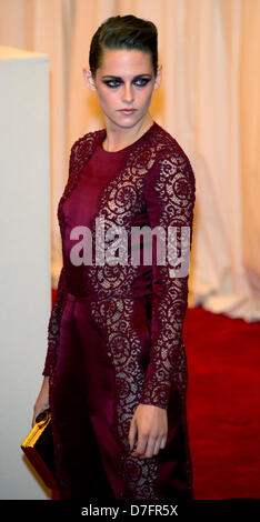 L'attrice Kristen Stewart arriva al costume Institute Gala per la 'Punk: il caos per Couture' mostra al Metropolitan Museum of Art di New York City, USA, il 06 maggio 2013. Foto: Luis Garcia Foto Stock