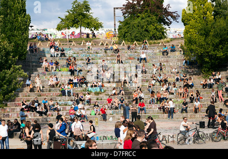 Berlino Germania - 10 Giugno 2012: inizio estate domenica pomeriggio al Mauerpark anfiteatro. Manu la gente seduta su pietra Foto Stock