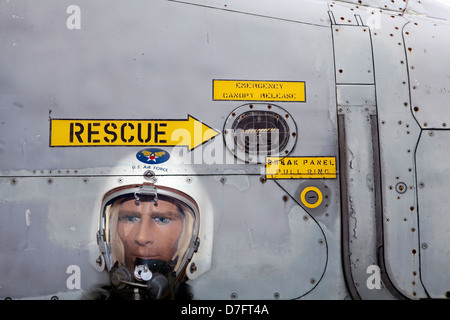 Il modello pilota da combattimento con una pressione suit, US Air Force, simbolo del sedile di espulsione, Collezione aerei Hermeskeil, Germania, Europa Foto Stock