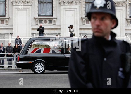 Il trasporto funebre Margaret Thatcher la bara passa a Downing st. in whitehall durante il funerale della Baronessa Thatcher Foto Stock