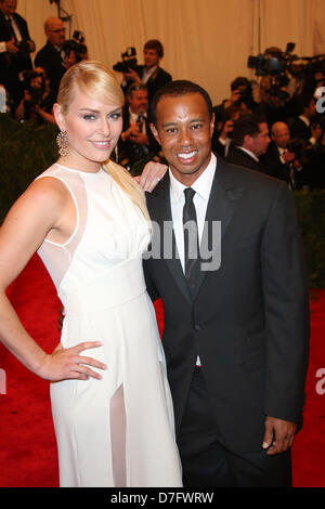 Tiger Woods e Lindsay Vonn arrivano al costume Institute Gala per la 'Punk: il caos per Couture' mostra al Metropolitan Museum of Art di New York City, USA, il 06 maggio 2013. Foto: Luis Garcia Foto Stock