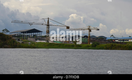 Nave bullding sulle rive del Rio delle Amazzoni / Nanay fiume a Iquitos, Perù Foto Stock