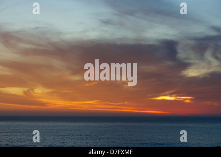 Cielo di tramonto sull'Oceano Atlantico da Camps Bay Cape Town Foto Stock