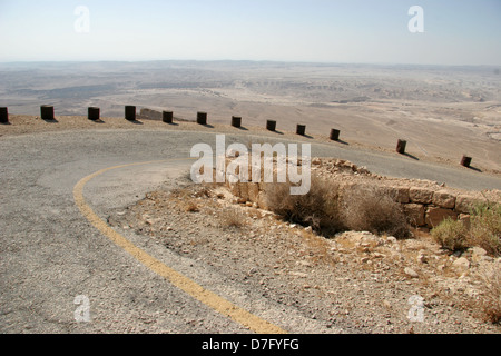 Maale haakrabim road, che conduce in discesa verso il piccolo cratere, negev Foto Stock