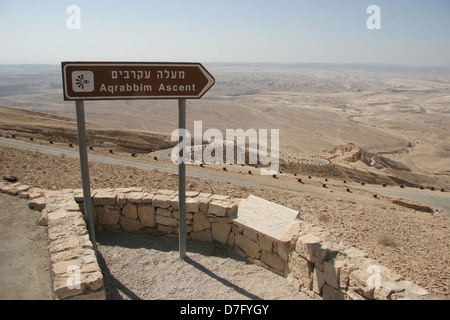 Vista del piccolo cratere da maale haakrabim, negev Foto Stock