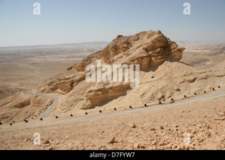 La rana rock (noto anche come: la leonessa rock) si affaccia sul piccolo cratere, negev Foto Stock