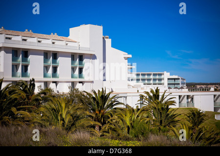 Nuovo Resort Apartment House contro il blu intenso del cielo. Inquadratura orizzontale Foto Stock