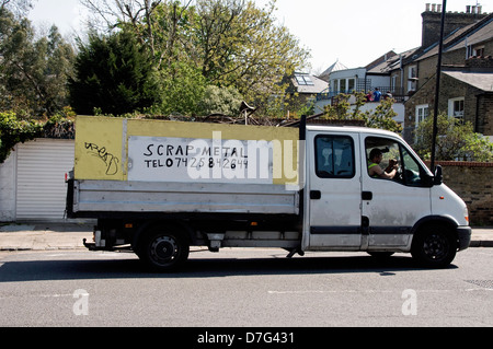 Van con rottami di metallo scritto sul lato, Highbury, London Borough di Islington, England, Regno Unito Foto Stock