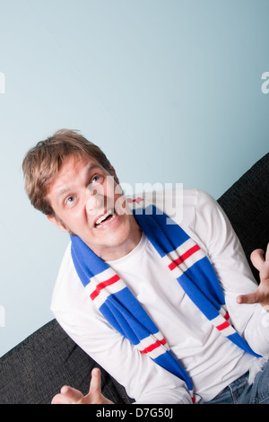 Crazy giovane uomo che sostengono la sua squadra di calcio Foto Stock