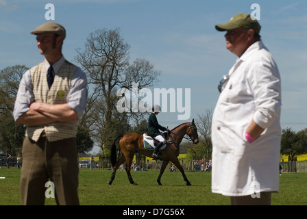 Badminton Horse Trials Gloucestershire Regno Unito. Concorrenti nell'anello di raccolta. 2013 2010s OMERO SYKES Foto Stock