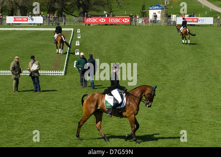 Evento di dressage al Badminton Horse Trials Gloucestershire UK. Concorrenti nell'anello di raccolta. 2013 2010S REGNO UNITO HOMER SYKES Foto Stock