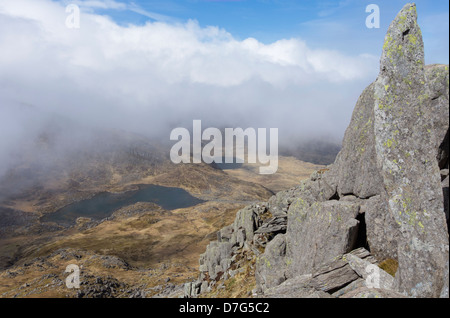 Guardando verso il basso sulla Llyn Bochlwyd e Bwlch Bochlwyd da Tryfan Foto Stock