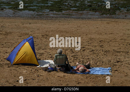 Heacham, Norfolk, Regno Unito. Il 6 maggio 2013. Un giovane rilassante in Heacham, West Norfolk, come è previsto per essere il giorno più caldo dell'anno in modo molto più tardi di oggi. Credito: Paolo Marriott Fotografia / Alamy Live News Foto Stock