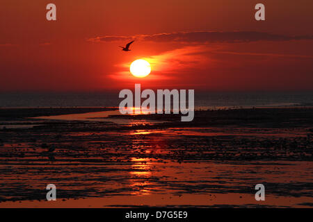 Heacham, Norfolk, Regno Unito. Il 6 maggio 2013. La marea è andato fuori e il sole finalmente set dopo quello che è stato probabilmente il giorno più caldo dell'anno finora in Heacham, West Norfolk.© Paul Marriott fotografia, 72 Portchester vicino, Park Farm, Peterborough. PE2 8UP. Credito: Paolo Marriott / Alamy Live News Foto Stock