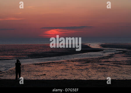 Heacham, Norfolk, Regno Unito. Il 6 maggio 2013. Un uomo prende una foto appena dopo il tramonto su quello che è stato probabilmente il giorno più caldo dell'anno finora in Heacham, West Norfolk. © Paul Marriott fotografia, 72 Portchester vicino, Park Farm, Peterborough. PE2 8UP. Credito: Paolo Marriott / Alamy Live News Foto Stock