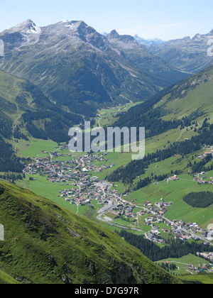 Vista della città alpina di Lech, Vorarlberg regione dell'Austria Foto Stock