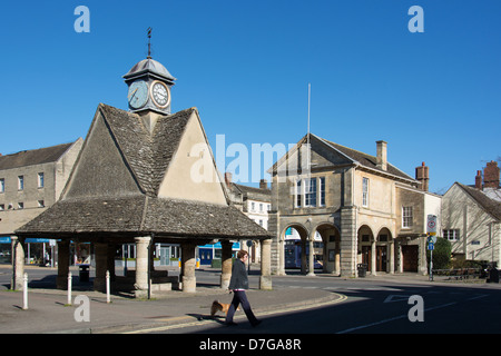 WITNEY, OXFORDSHIRE, Regno Unito. La Buttercross e municipio nel centro città. 2013. Foto Stock