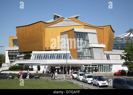 Berlin Mitte Kulturforum Chamber music hall persone in attesa per i biglietti di persone in attesa di ingresso Foto Stock