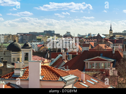 Tetti rossi, i tubi e le torri della chiesa. Paesaggio urbano del panorama della Vecchia di Tallinn, Estonia Foto Stock