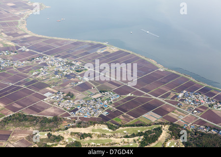 Linea di costa dell'Oceano Pacifico con i campi di riso e piccoli villaggi. Vista aerea, Giappone Foto Stock