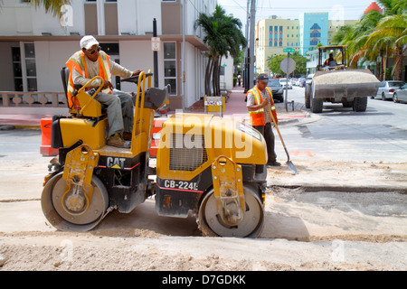 Miami Beach Florida, Ocean Drive, riparazione su strada, in costruzione di nuovi cantieri edili, miglioramenti del capitale, CAT, Caterpillar, CB 224E, Vibratory Asphal Foto Stock
