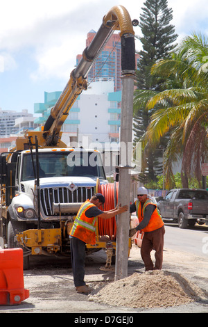 Miami Beach Florida, Ocean Drive, strada, sotto costruzione nuovo cantiere costruttore, riparazione, miglioramenti del capitale, lavoratori della città, vuoto, camion, attrezzature, uomo Foto Stock