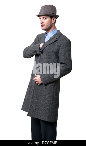 Una persona vestita in cappotto grigio Grey Hat. Egli sembra essere molto gravi che indossa un clima intimidatorio experssion facciali raggiungendo la sua Foto Stock