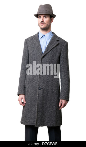 Una persona vestita in cappotto grigio Grey Hat. Egli sembra essere arrabbiato indossando un clima intimidatorio experssion viso come se fosse molto vicino a Foto Stock