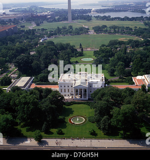 Vista aerea del lato nord della Casa Bianca con il Monumento a Washington e il Jefferson Memorial in background in Washington, DC. Foto Stock