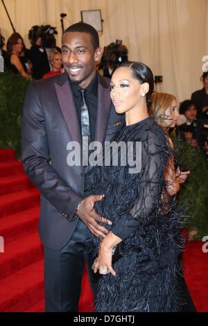 New York Knicks giocatore di basket Amar"e Stoudemire (l) e Alexis Stoudemire arrivano al costume Institute Gala per la 'Punk: il caos per Couture' mostra al Metropolitan Museum of Art di New York City, USA, il 06 maggio 2013. Foto: Luis Garcia Foto Stock